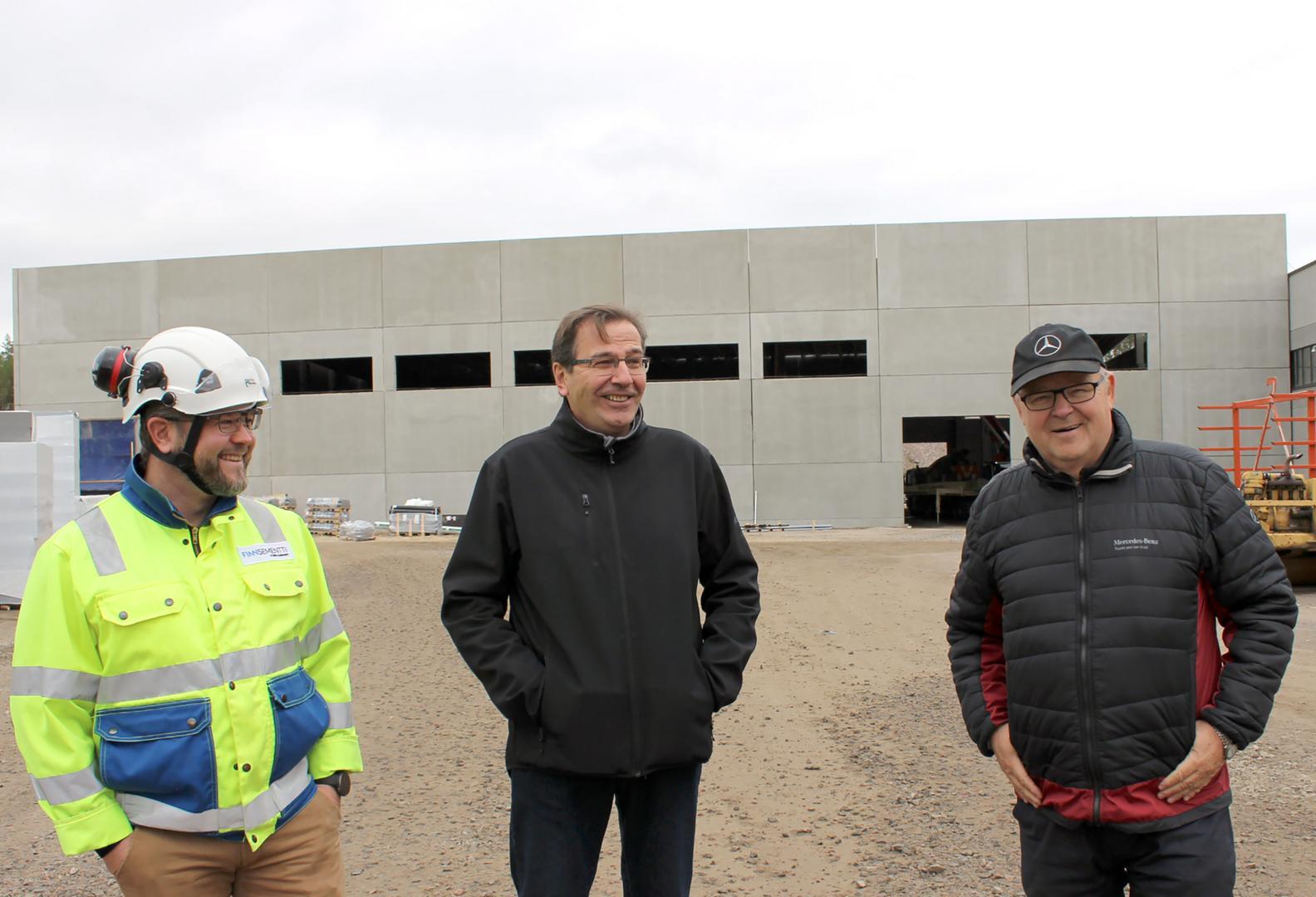 Suutarinen Yhtiöt ja Finsementti kehittivät uuden ekotehokkaan betonin. Kuvassa vasemmalta Finsementin Mikko Marjalaakso, MikseiMikkelin Aki Hakala ja Suutarinen Yhtiöiden Timo Suutarinen
