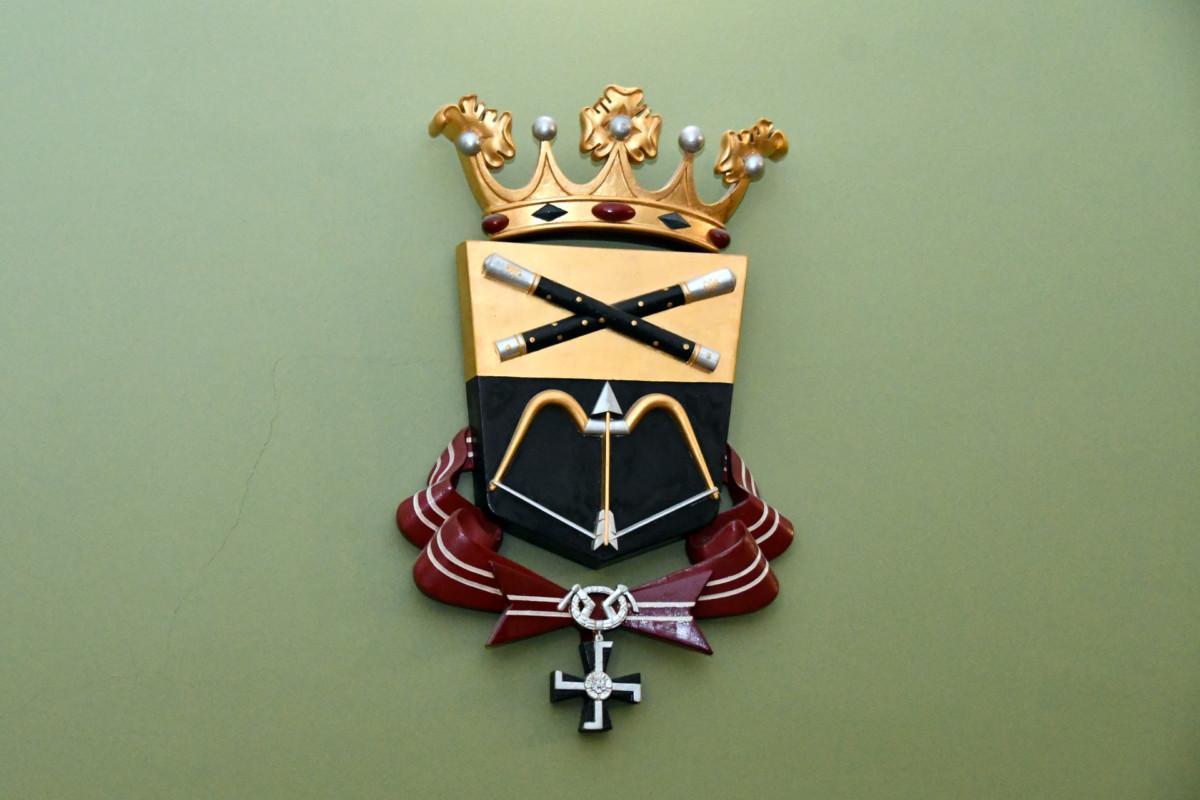 Kuva Mikkelin kaupungin vaakunasta Mikkelin kaupungintalolla
